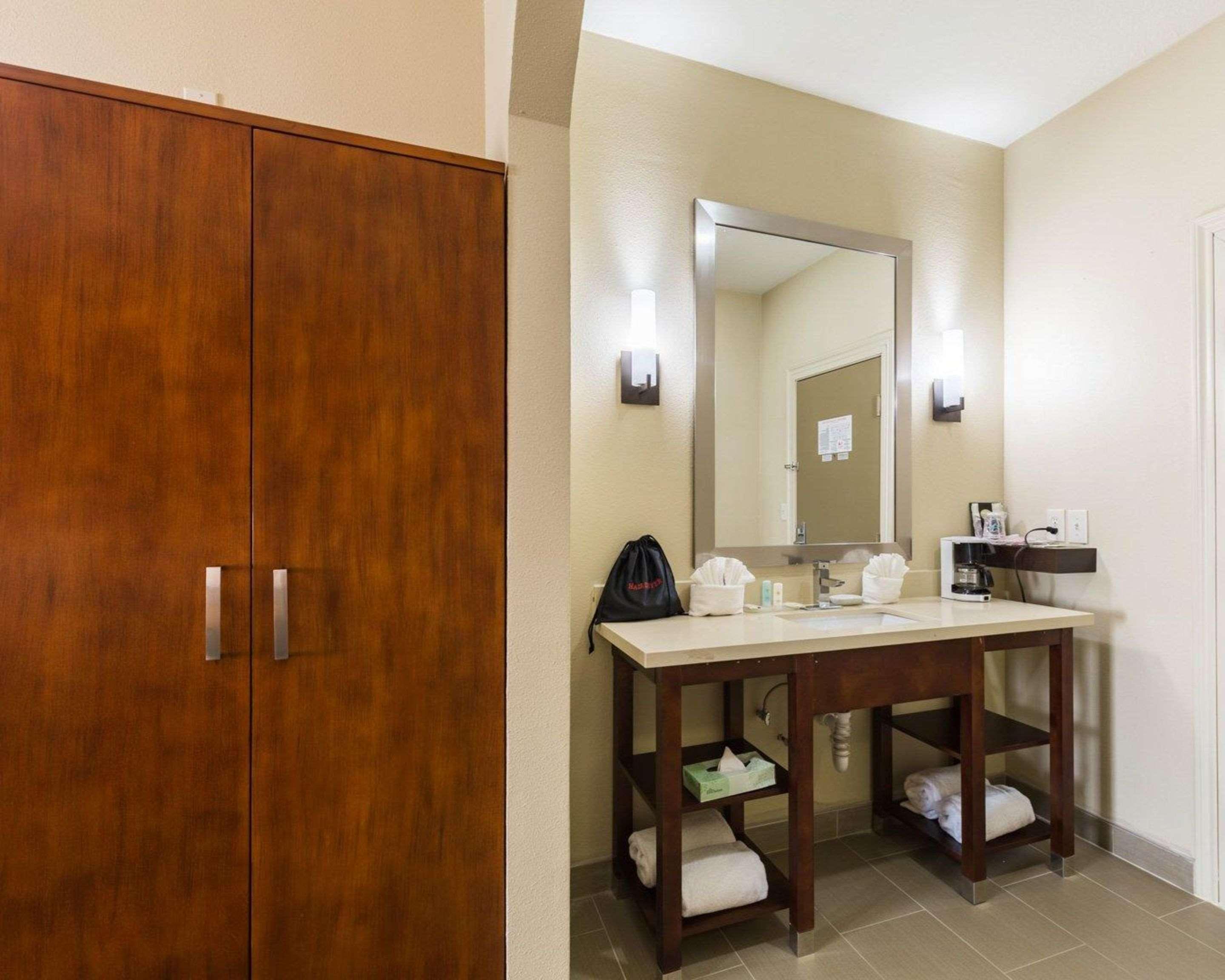 Econo Lodge Inn & Suites East Houston I-10 Экстерьер фото