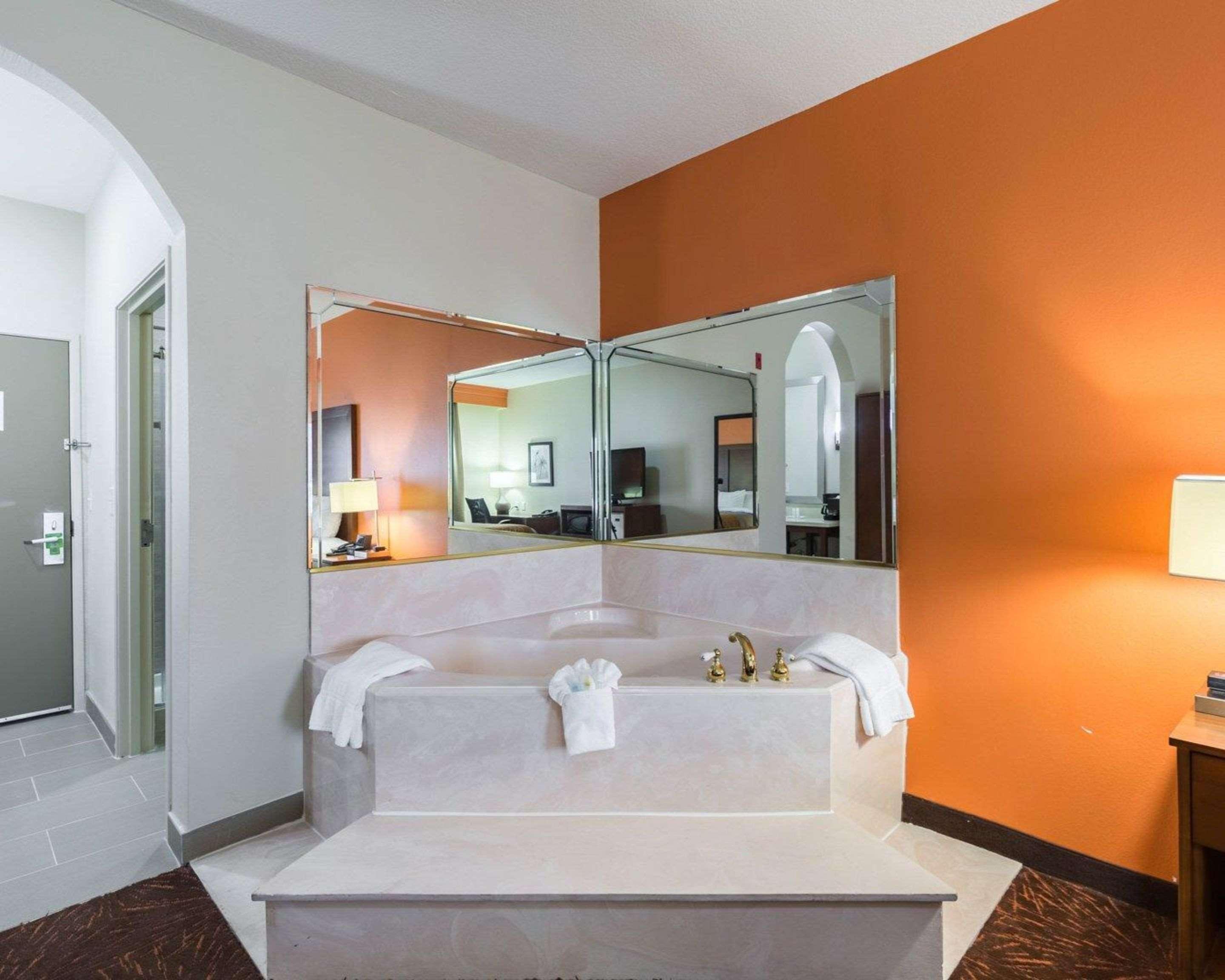 Econo Lodge Inn & Suites East Houston I-10 Экстерьер фото