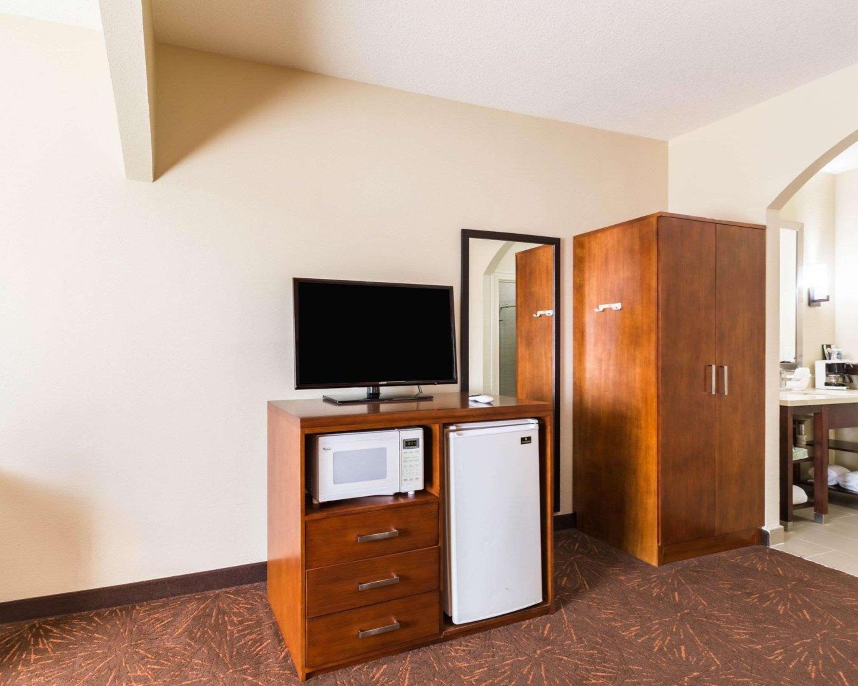 Econo Lodge Inn & Suites East Houston I-10 Экстерьер фото
