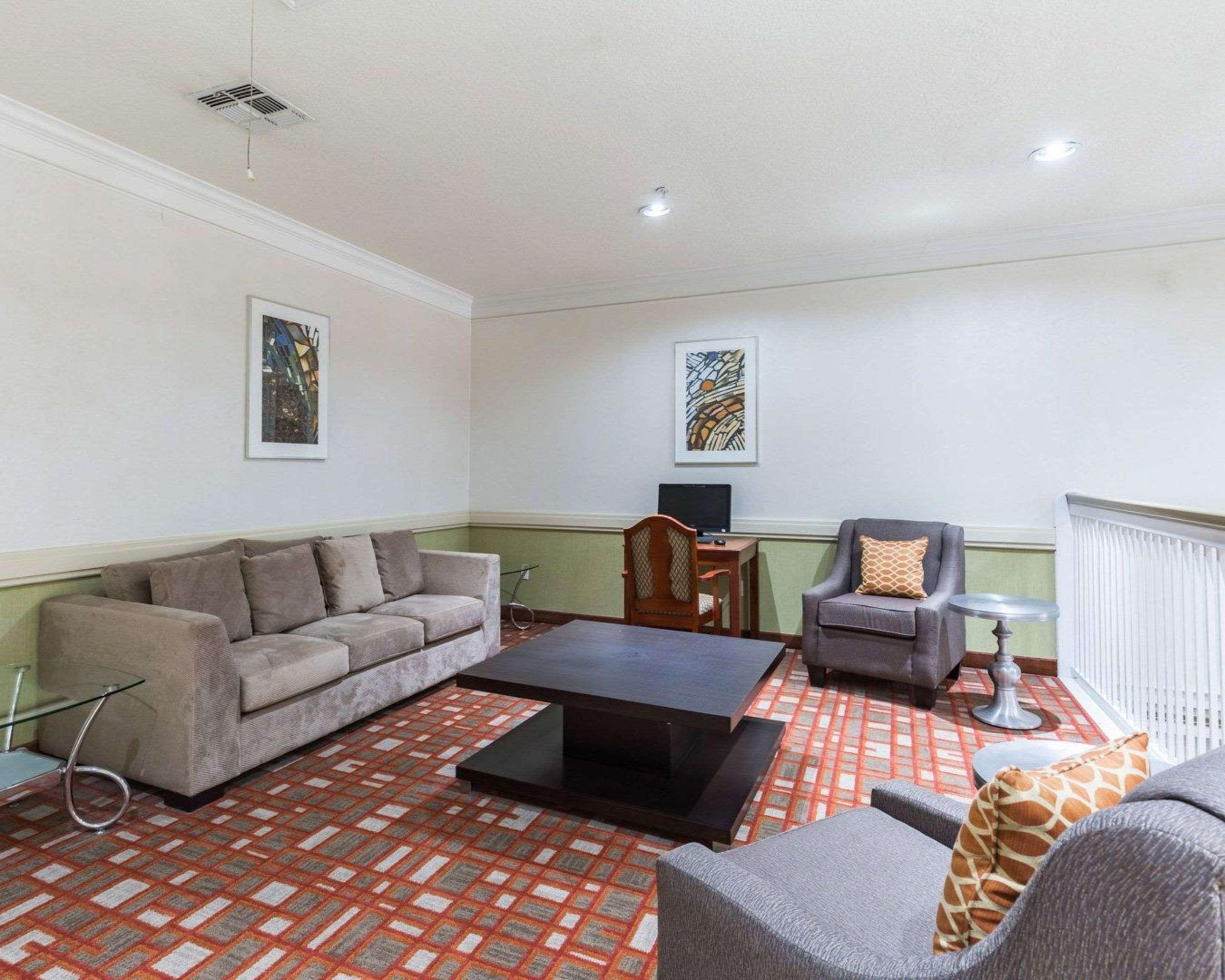 Econo Lodge Inn & Suites East Houston I-10 Экстерьер фото