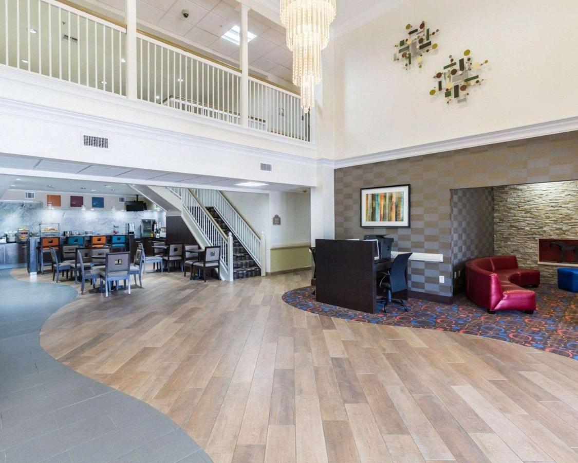 Econo Lodge Inn & Suites East Houston I-10 Экстерьер фото