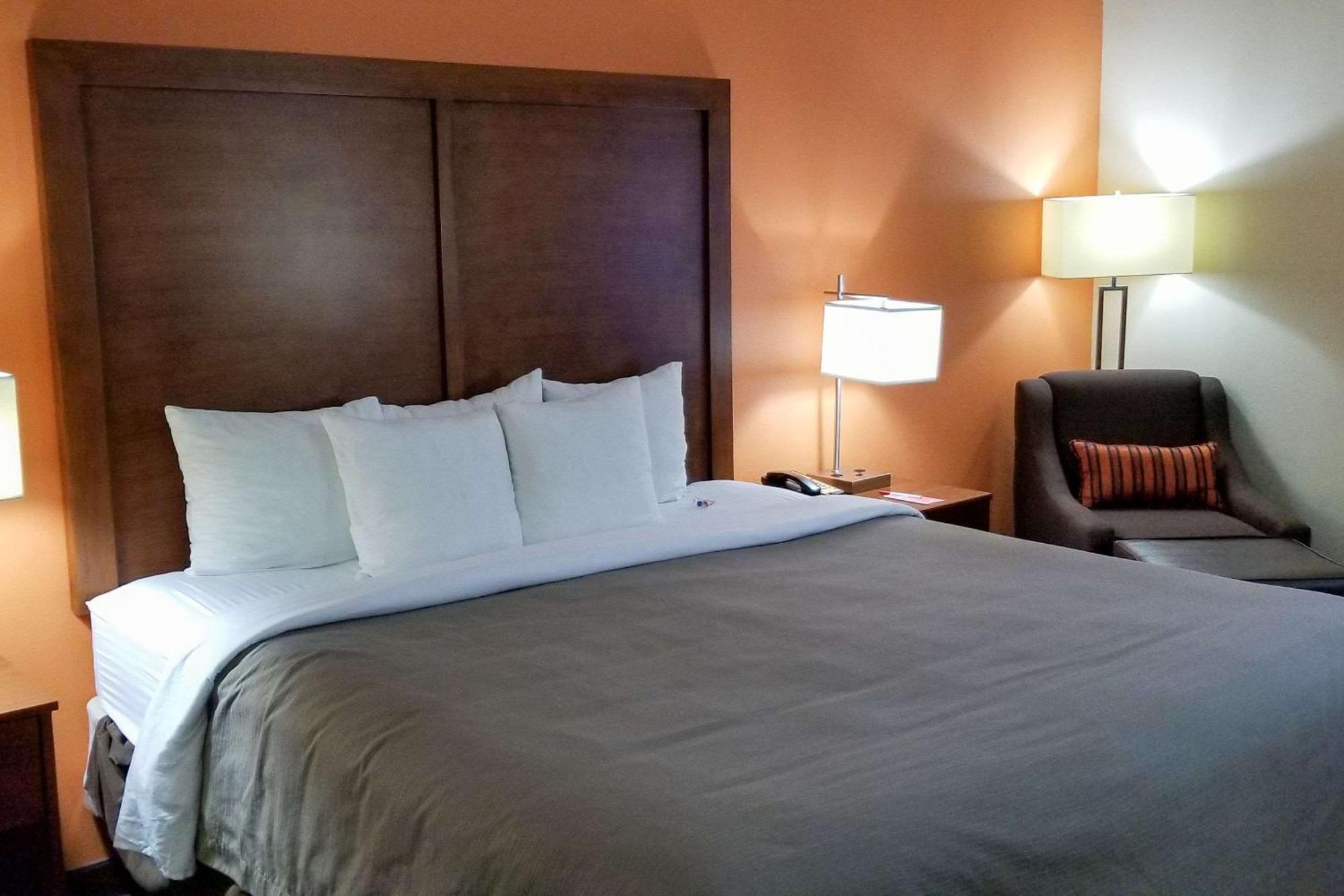 Econo Lodge Inn & Suites East Houston I-10 Экстерьер фото